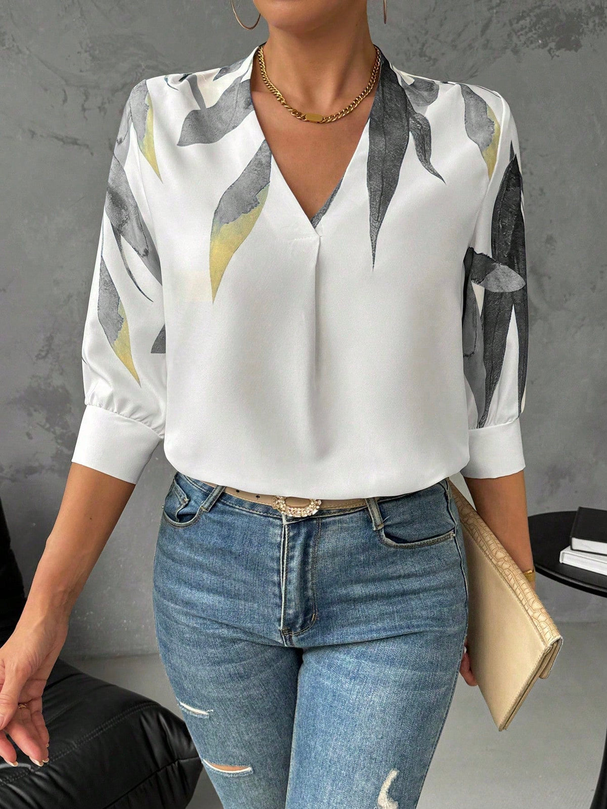Camisa Feminina Meia Manga Estampada Decote V