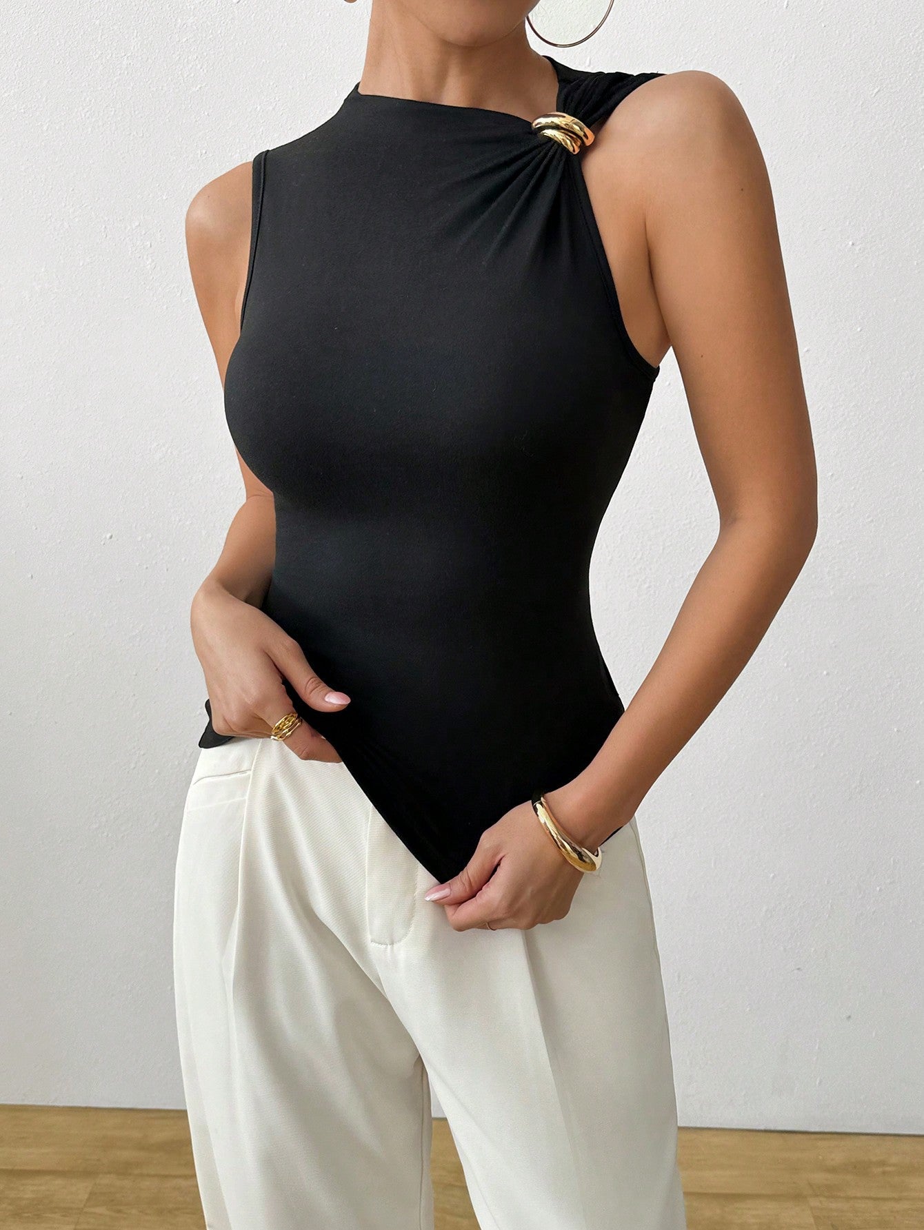 Blusa Regata Feminina com Detalhe Metálico